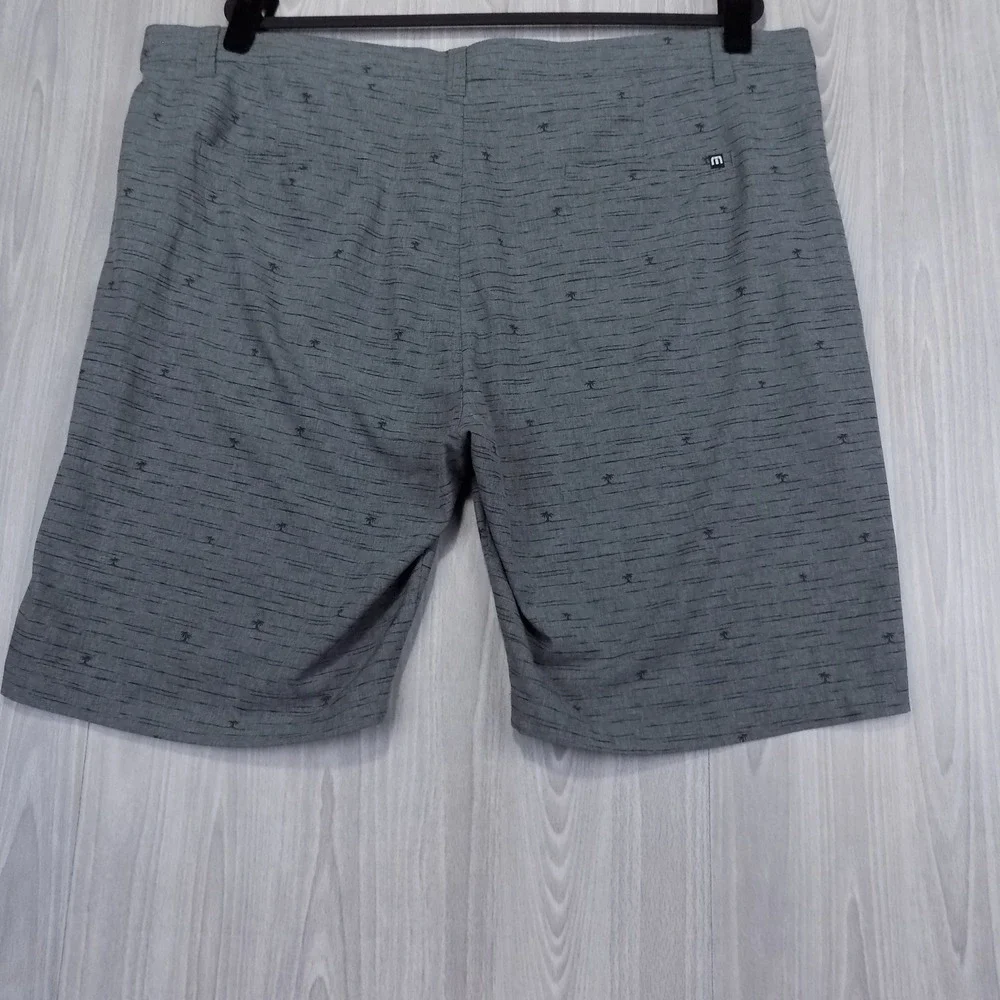 TravisMathew Golf Shorts Mens 42 Grey Palm Tree Stripe Activewear Outdoor EUC